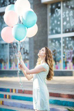 çok renkli balonlar uçan ile güzel kadın