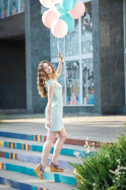 çok renkli balonlar uçan ile güzel kadın