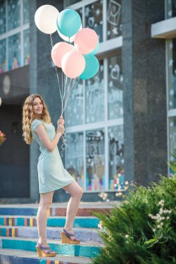 çok renkli balonlar uçan ile güzel kadın
