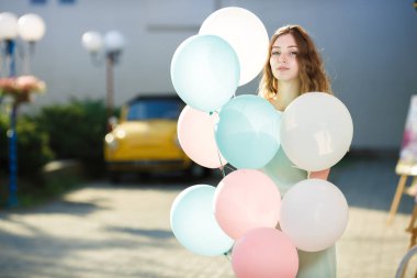 çok renkli balonlar uçan ile güzel kadın
