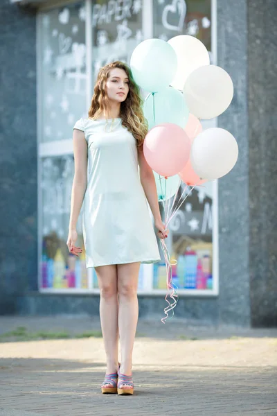 çok renkli balonlar uçan ile güzel kadın