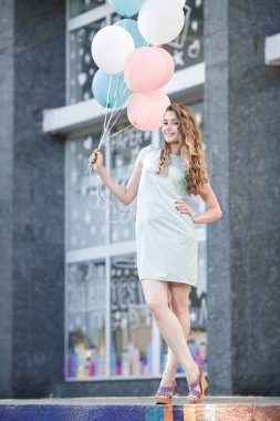 çok renkli balonlar uçan ile güzel kadın