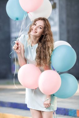 çok renkli balonlar uçan ile güzel kadın