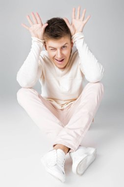 yakışıklı genç bir beyaz kazaklı