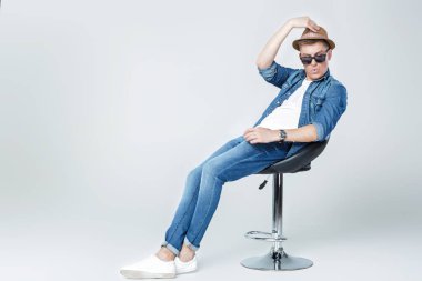 denim yakışıklı adam sandalyede oturur