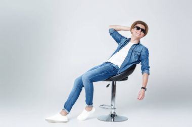 denim yakışıklı adam sandalyede oturur