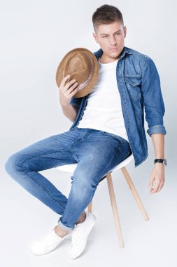 denim yakışıklı adam sandalyede oturur