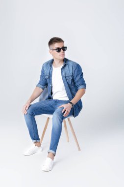 denim yakışıklı adam sandalyede oturur