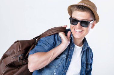 şapka ve güneş gözlüğü Deri Çanta omzunda taşıyan adam