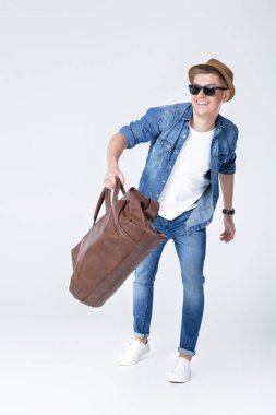 Deri çanta tutan kot erkekte