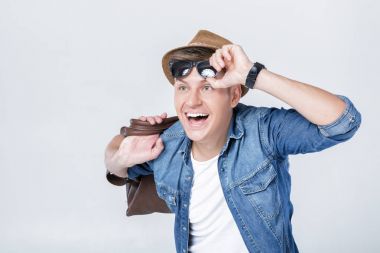 şapka ve güneş gözlüğü Deri Çanta omzunda taşıyan adam