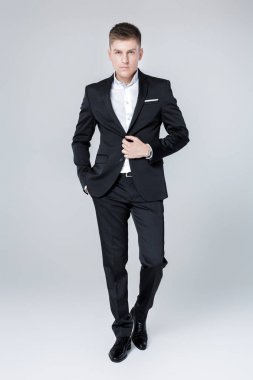 Takım elbiseli başarılı adam