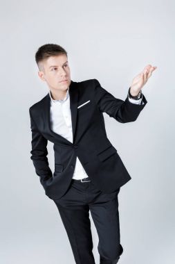 bir yönde işaret takım elbiseli adam