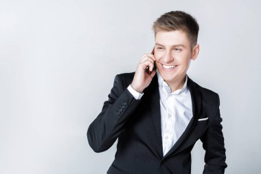 İş adamı telefonda konuşurken takım elbiseli