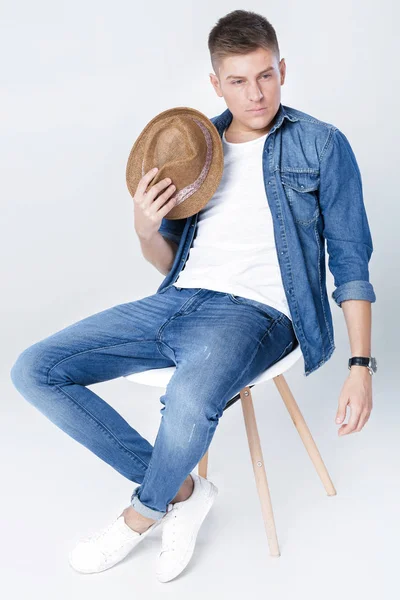 denim yakışıklı adam sandalyede oturur