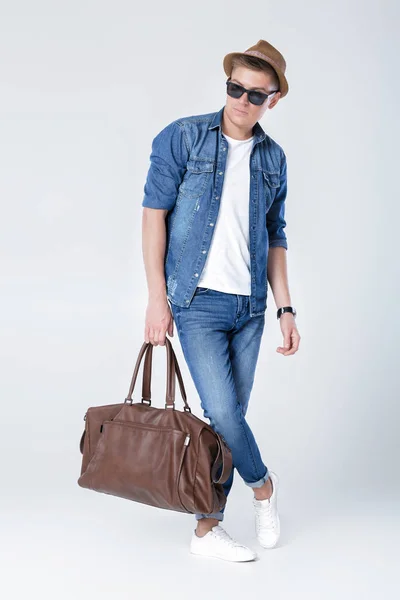 Mann in Jeans mit Ledertasche — Stockfoto