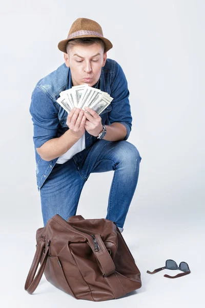 Mężczyzna w kapeluszu znalezione pieniądze w skórzanym woreczku — Zdjęcie stockowe