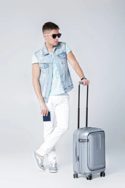 Junger Mann im blauen Hemd mit Koffer — Stockfoto