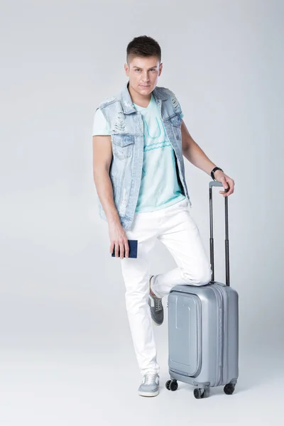 Молодий чоловік у синій сорочці з валізою — стокове фото