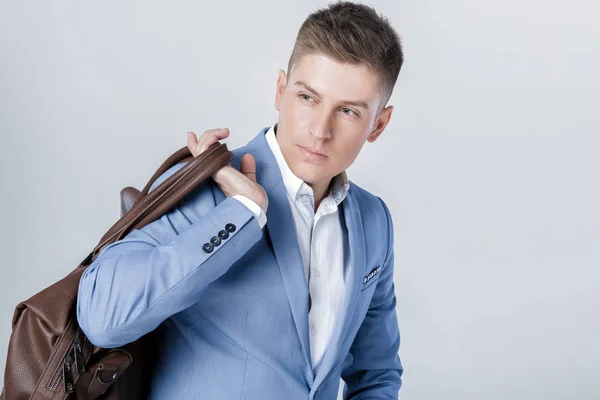 Mode ung man i blå kostym väska läder — Stockfoto