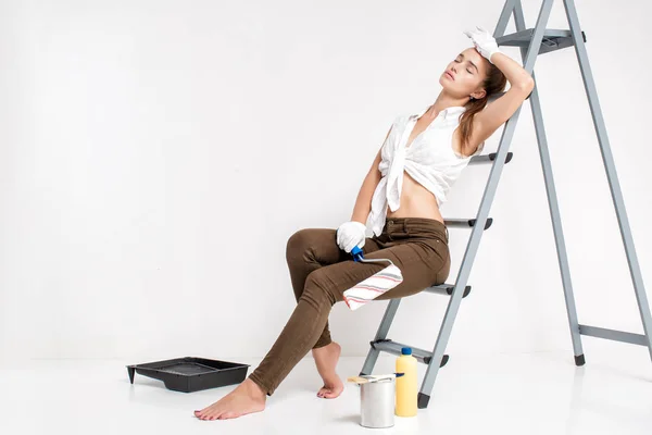 Mujer pintando una pared en casa —  Fotos de Stock