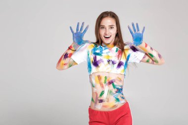 genç kadın çok renkli boya bulaşmış.