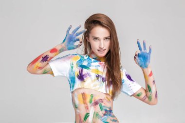 genç kadın çok renkli boya bulaşmış.