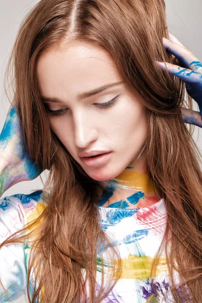 genç kadın çok renkli boya bulaşmış.