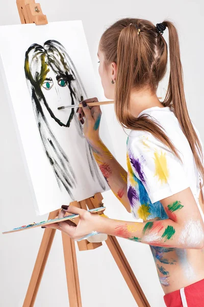 renkli boya lekeli kadın ressam tuval üzerine çizer.