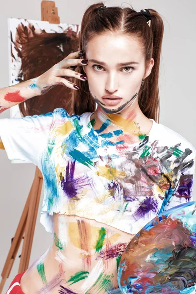 renkli boya lekeli kadın ressam tuval üzerine çizer.