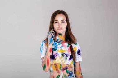 genç kadın çok renkli boya bulaşmış.