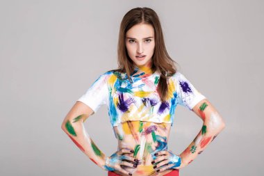 genç kadın çok renkli boya bulaşmış.