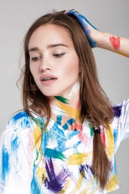 genç kadın çok renkli boya bulaşmış.