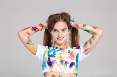 genç kadın çok renkli boya bulaşmış.