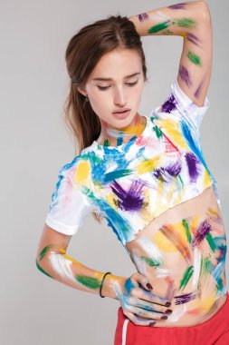 genç kadın çok renkli boya bulaşmış.