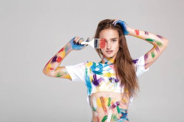 genç kadın çok renkli boya bulaşmış.