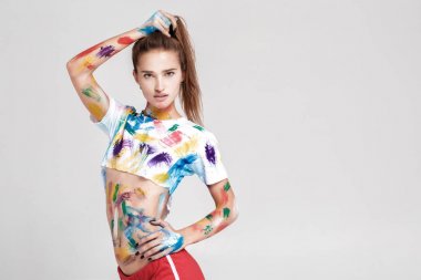 genç kadın çok renkli boya bulaşmış.
