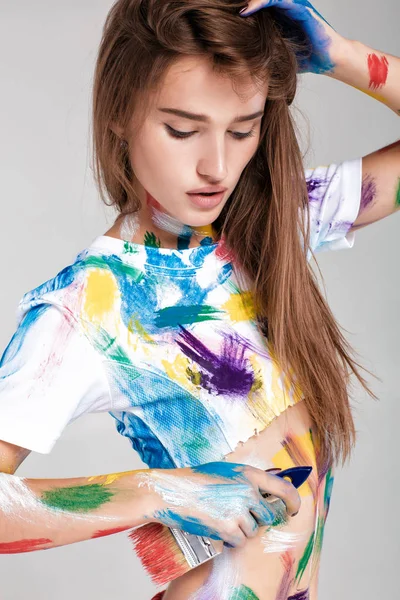 genç kadın çok renkli boya bulaşmış.