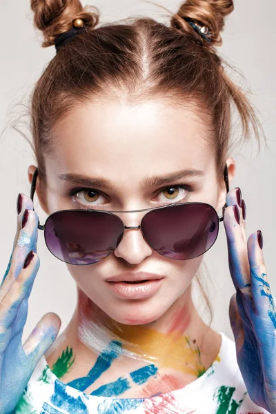 genç kadın çok renkli boya bulaşmış.