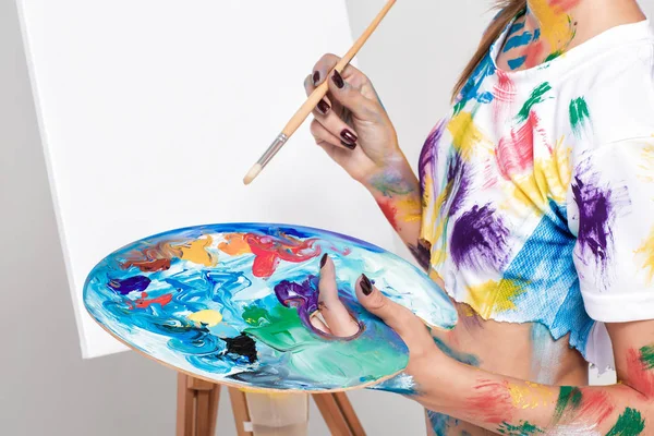 Palet boya çizim ile tutan kadın sanatçı
