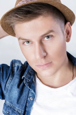 denim şapka ile yakışıklı adam