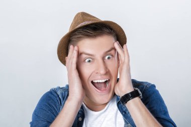 denim şapka ile yakışıklı adam