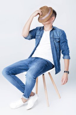 denim yakışıklı adam sandalyede oturur