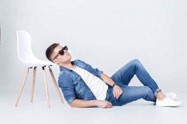 denim yakışıklı adam sandalyede oturur