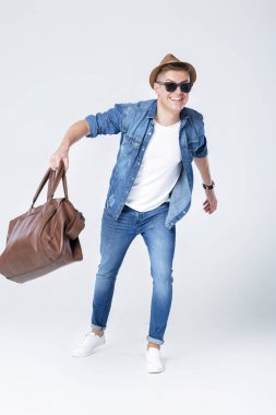 Deri çanta tutan kot erkekte