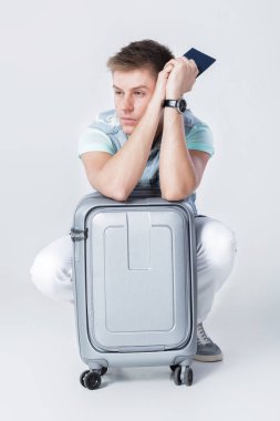 denim yelek çanta adam üzgün