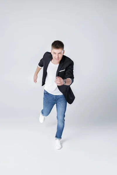 Hombre guapo en jeans y chaqueta saltando — Foto de Stock
