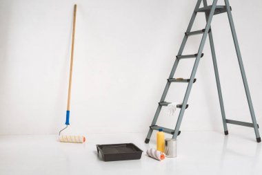 Merdiven ve boyama araçları