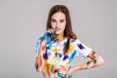 genç kadın çok renkli boya bulaşmış.