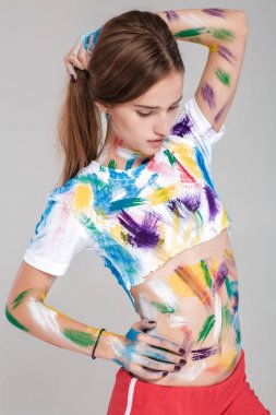 genç kadın çok renkli boya bulaşmış.